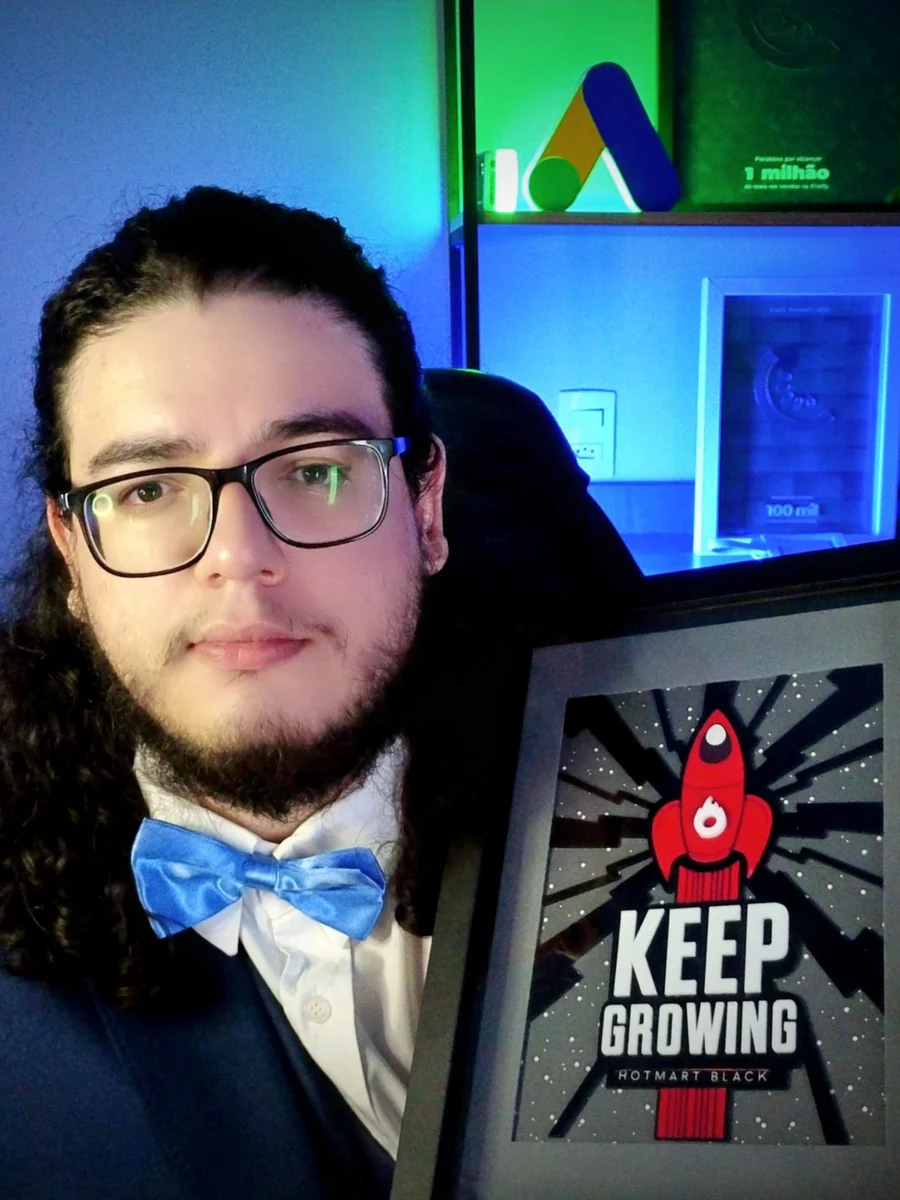 Rodrigo Legacy segurando a placa Hotmart Black